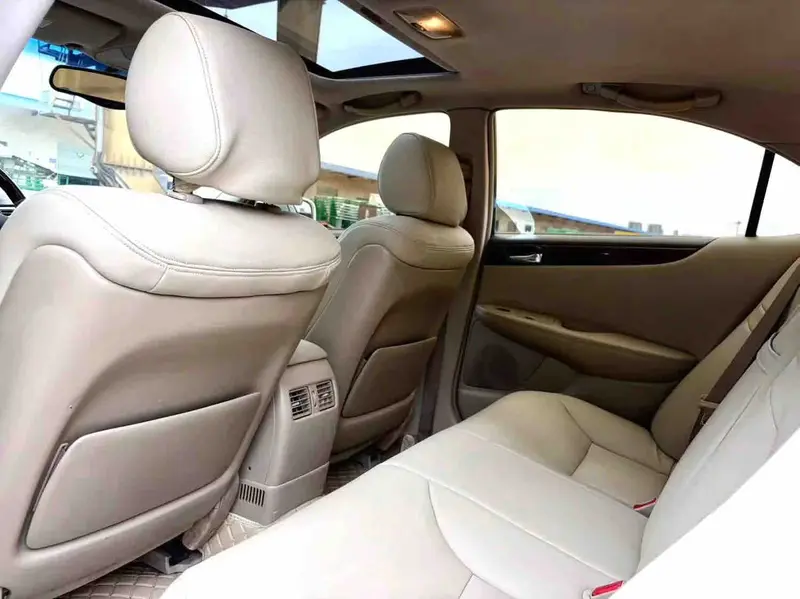 Vehicle photo 9