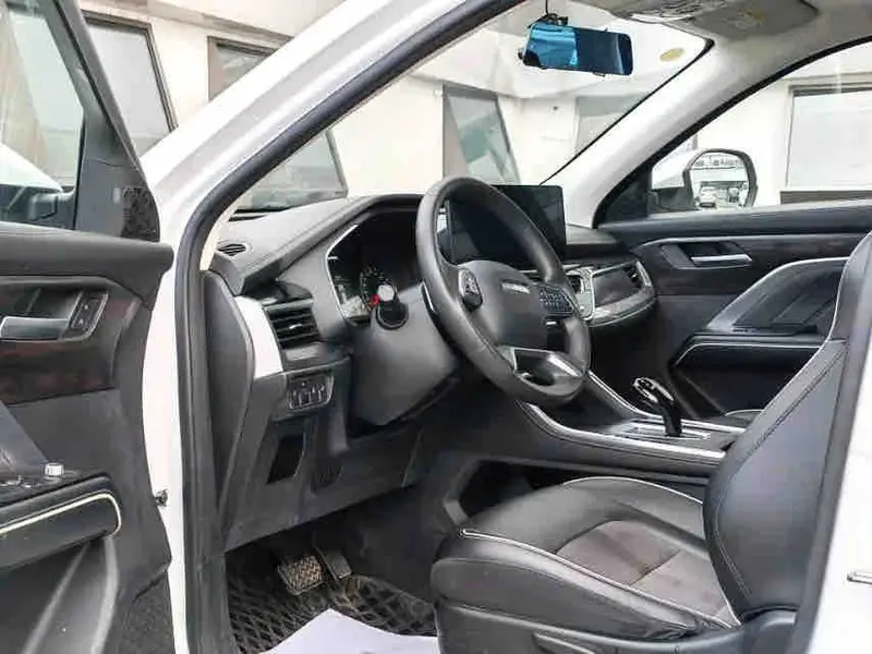 Vehicle photo 6