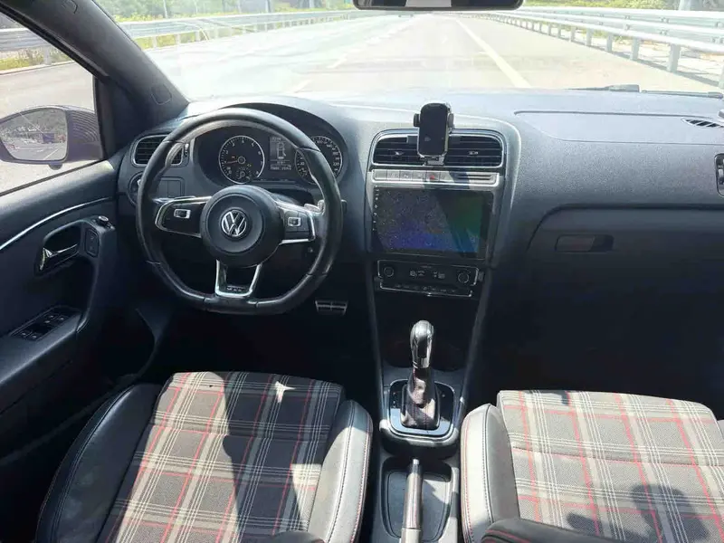 Vehicle photo 6
