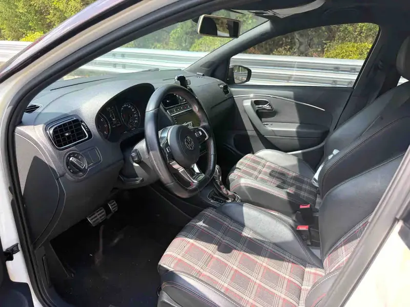 Vehicle photo 7