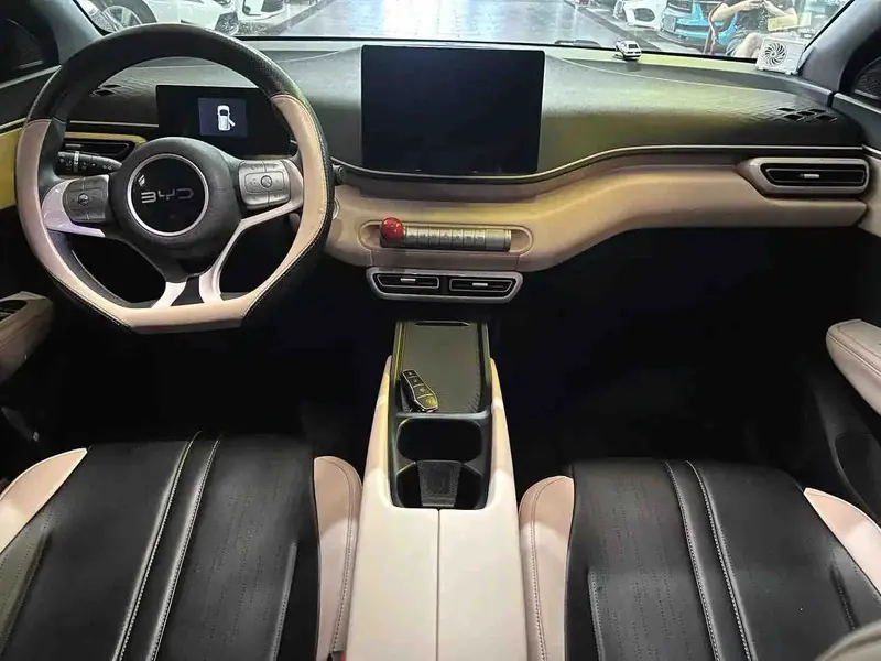 Vehicle photo 4