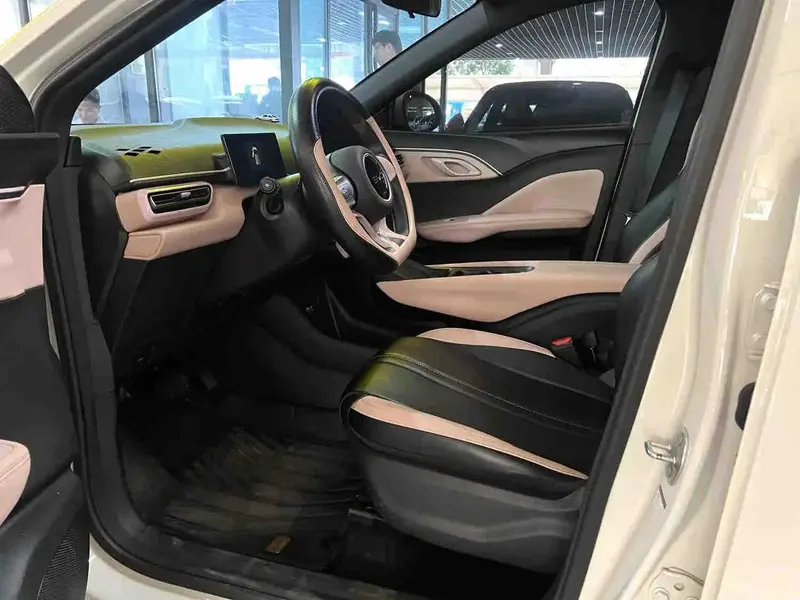 Vehicle photo 5