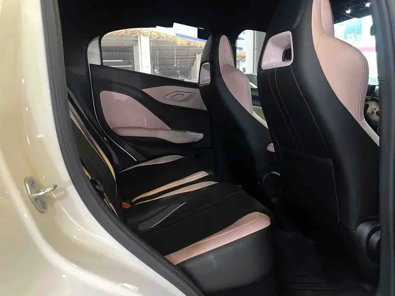 Vehicle photo 7