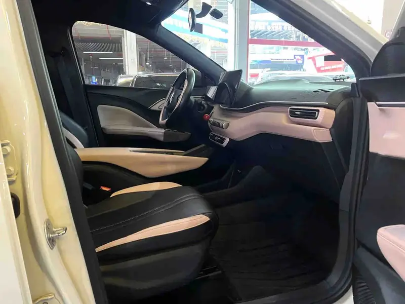 Vehicle photo 8