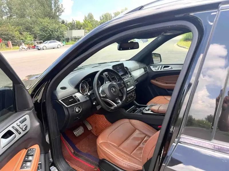 Vehicle photo 8
