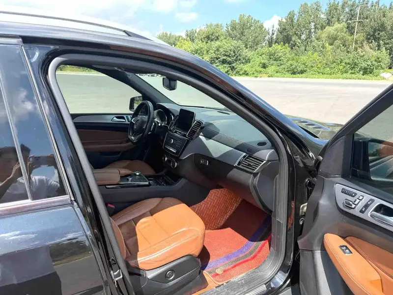 Vehicle photo 9