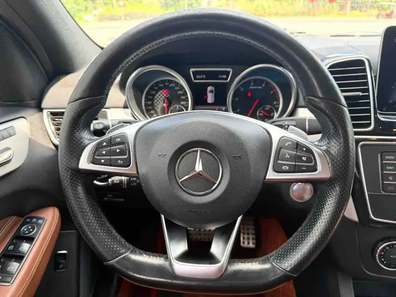 Vehicle photo 11