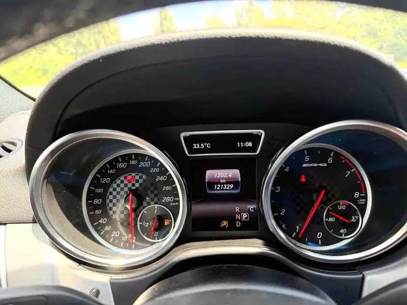 Vehicle photo 12