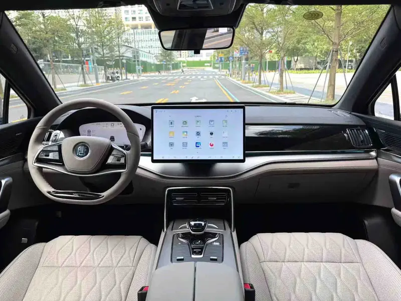 Vehicle photo 5