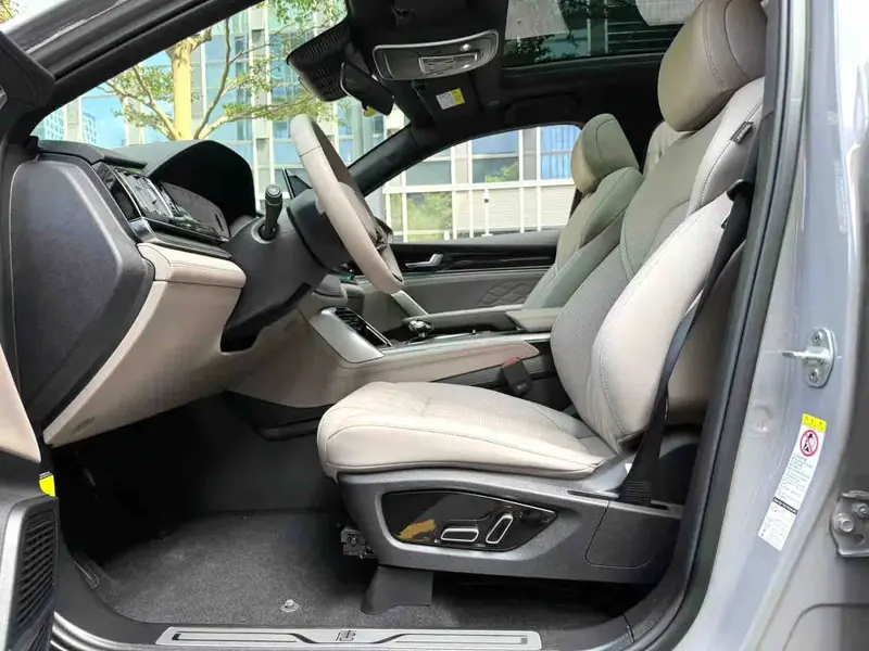 Vehicle photo 9