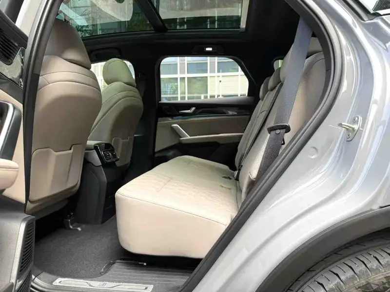 Vehicle photo 10