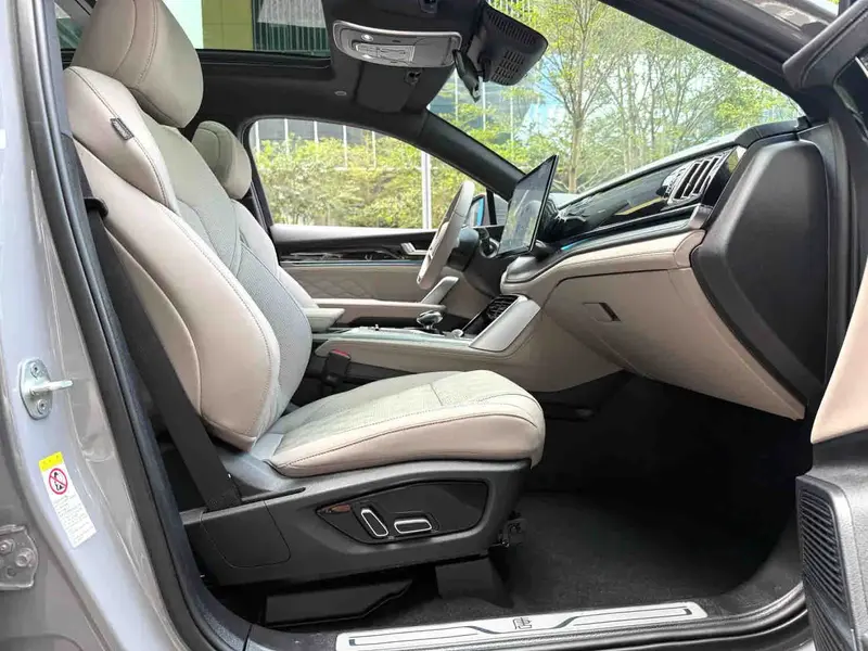 Vehicle photo 11