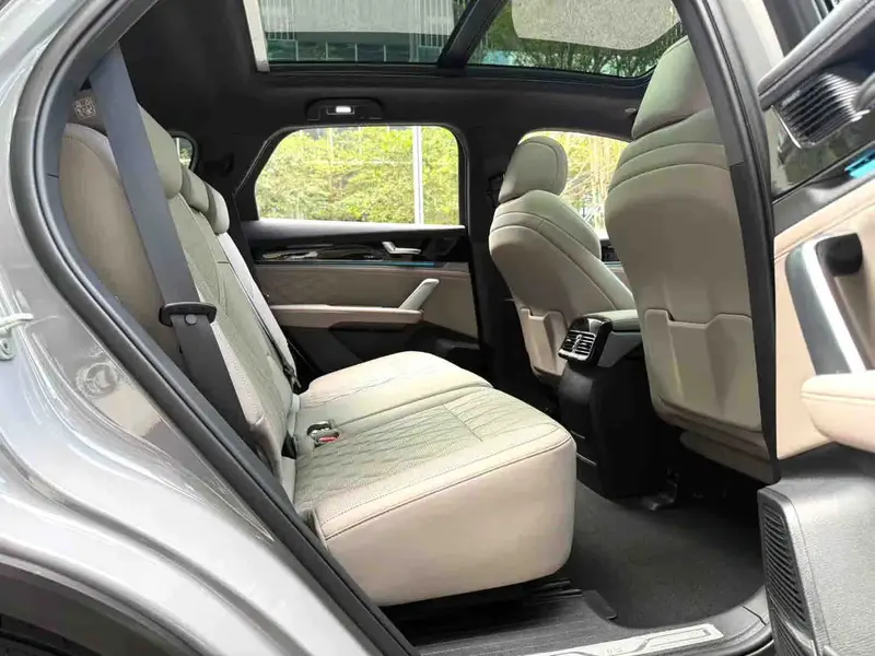 Vehicle photo 12