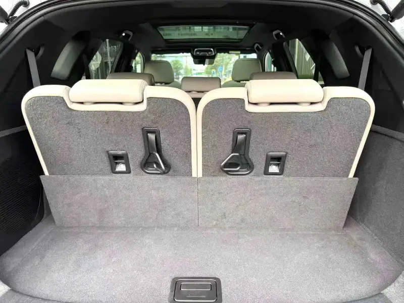 Vehicle photo 14