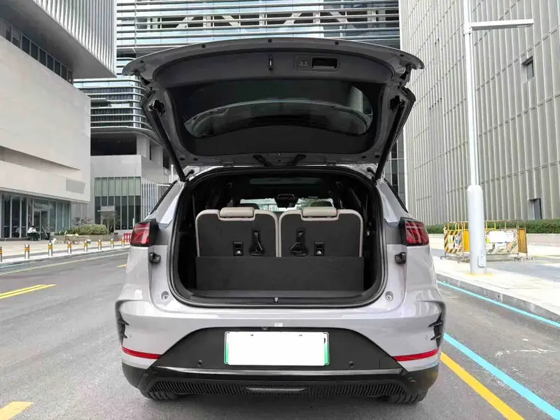 Vehicle photo 15