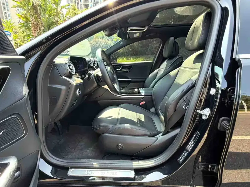 Vehicle photo 9