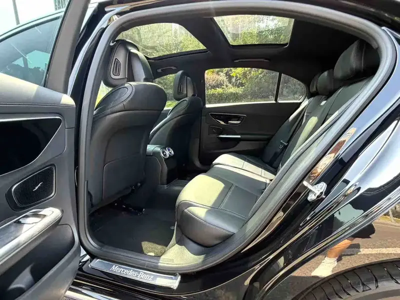 Vehicle photo 12