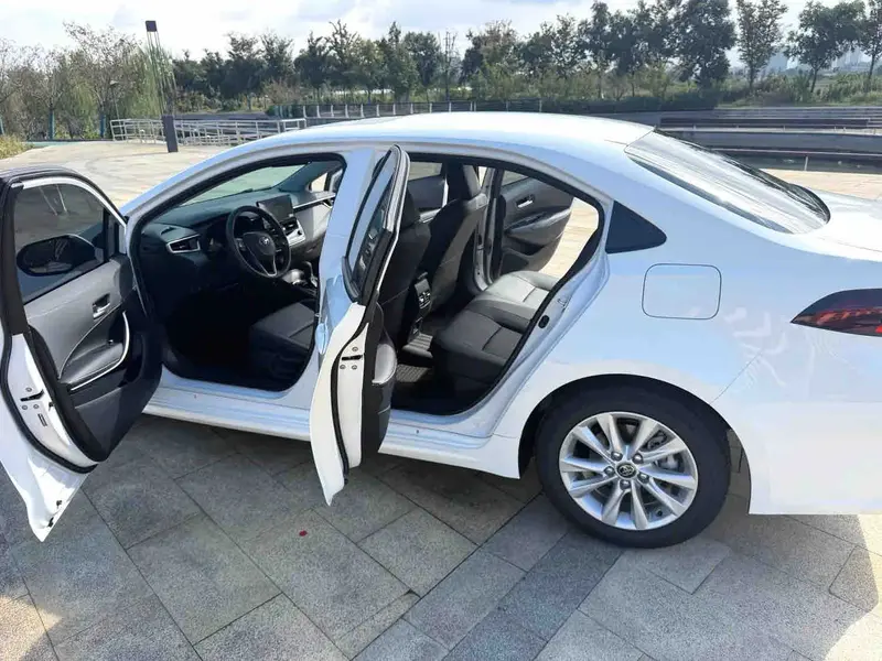 Vehicle photo 7