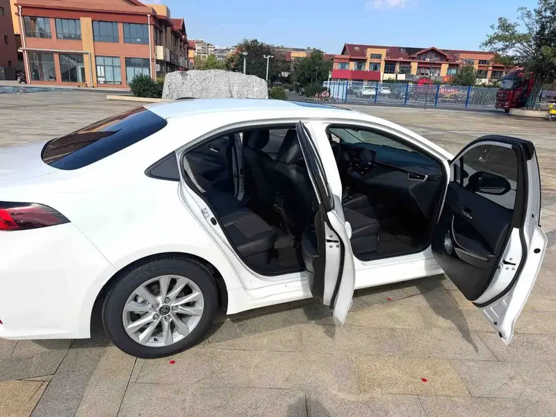 Vehicle photo 8