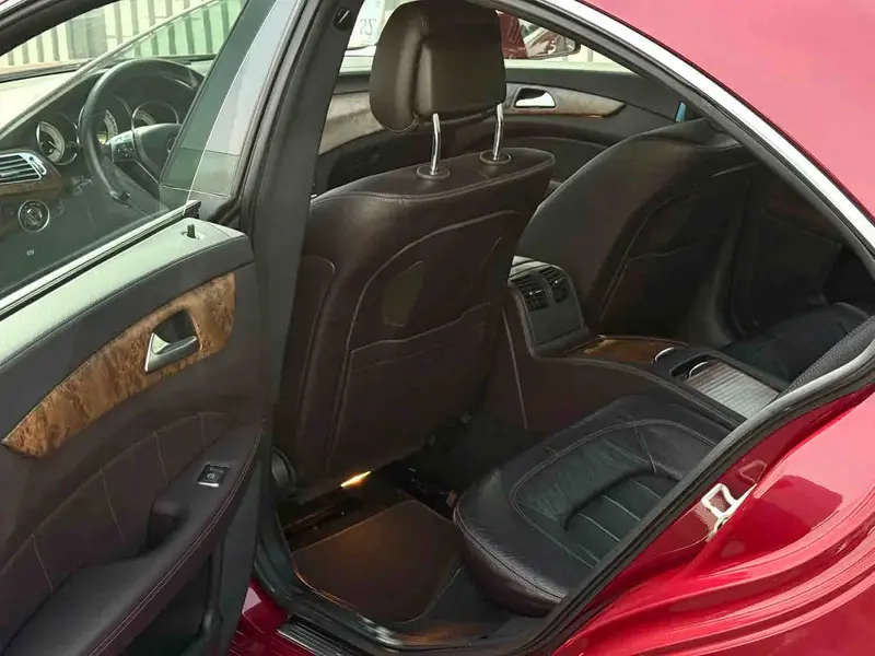 Vehicle photo 8