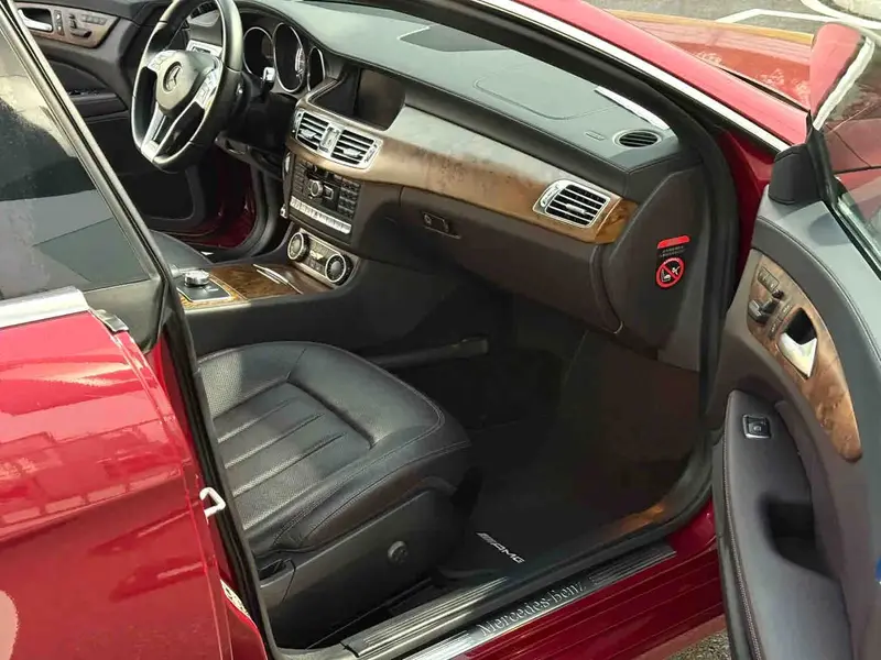 Vehicle photo 9