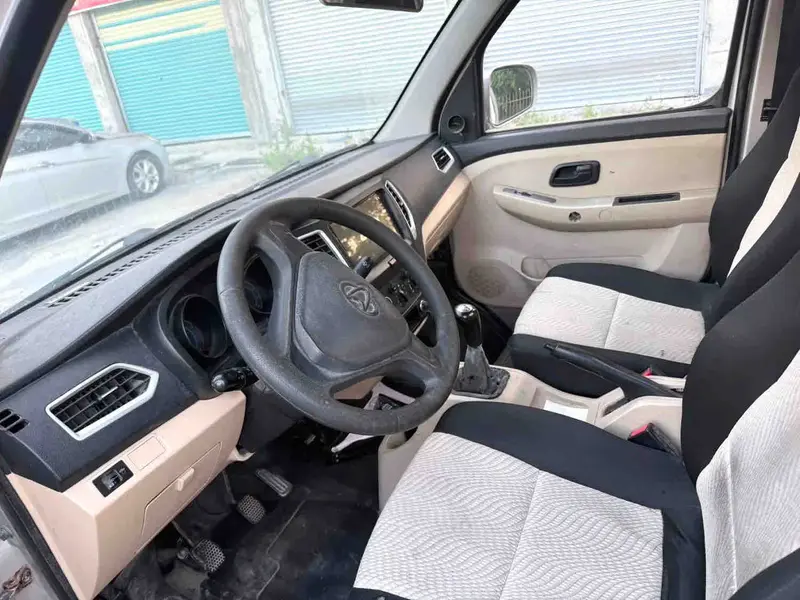 Vehicle photo 6