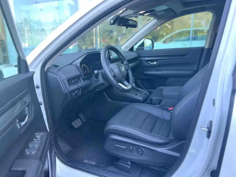 Vehicle photo 8