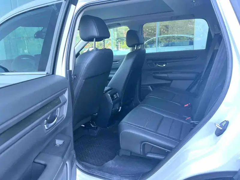 Vehicle photo 9