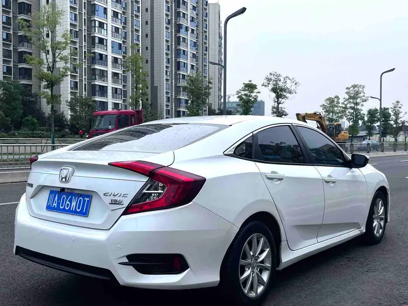 Vehicle photo 4