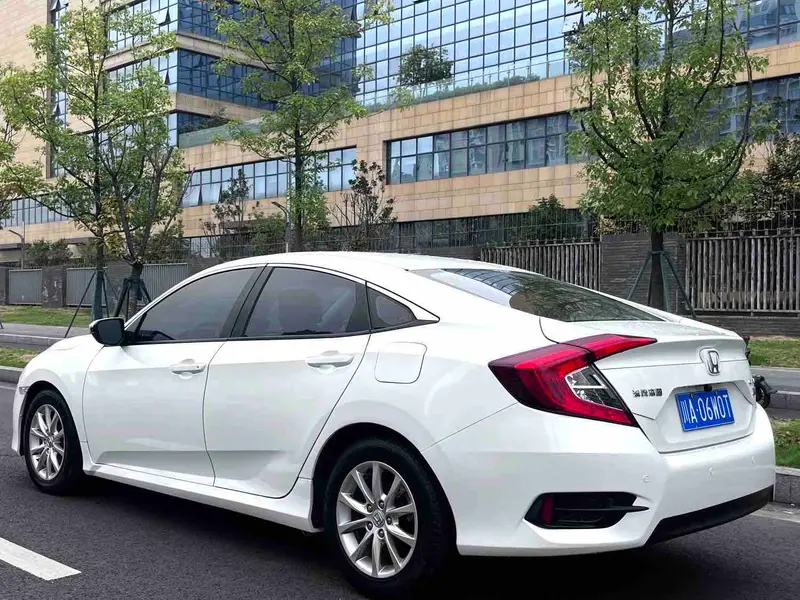 Vehicle photo 5
