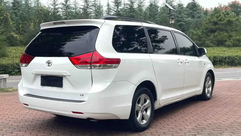 Vehicle photo 4