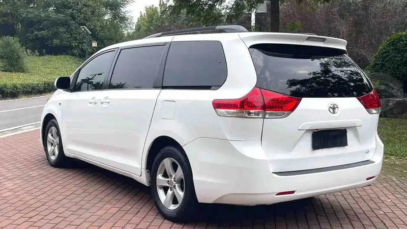Vehicle photo 6