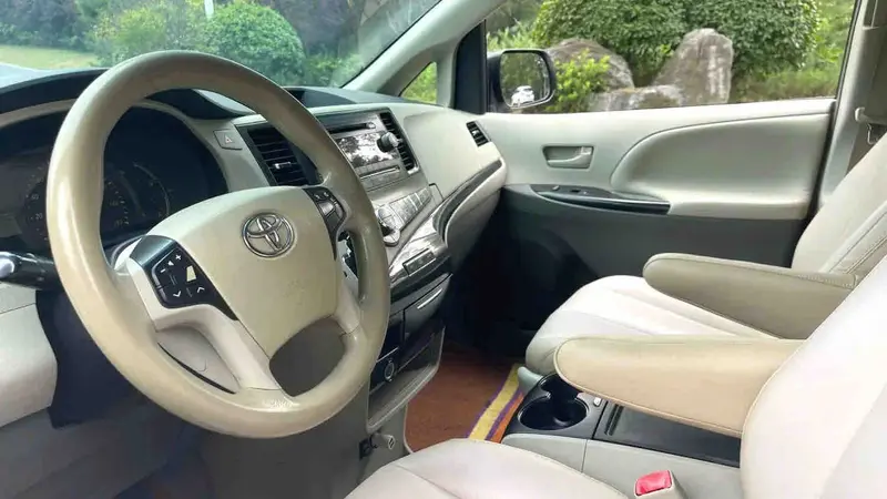 Vehicle photo 7