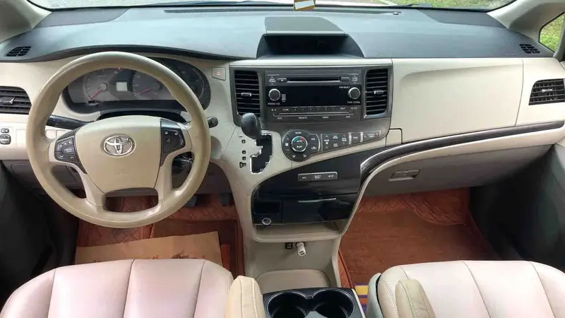 Vehicle photo 8