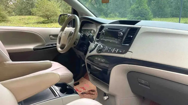 Vehicle photo 9