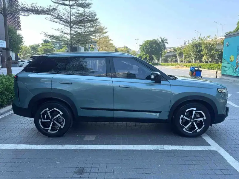 Vehicle photo 4