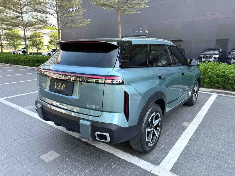 Vehicle photo 7