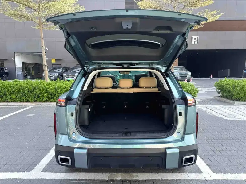 Vehicle photo 9