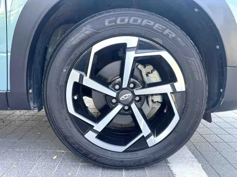 Vehicle photo 10