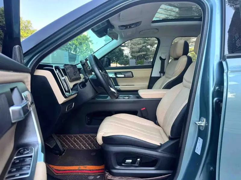 Vehicle photo 11