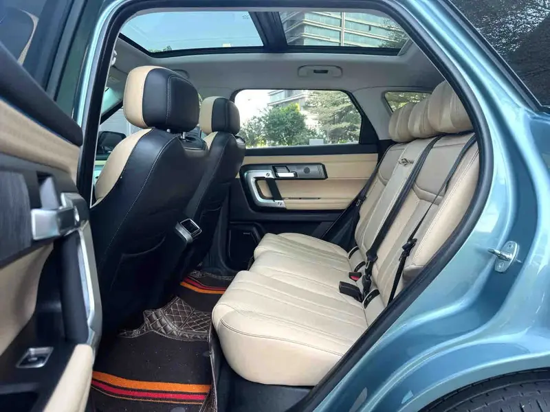 Vehicle photo 12