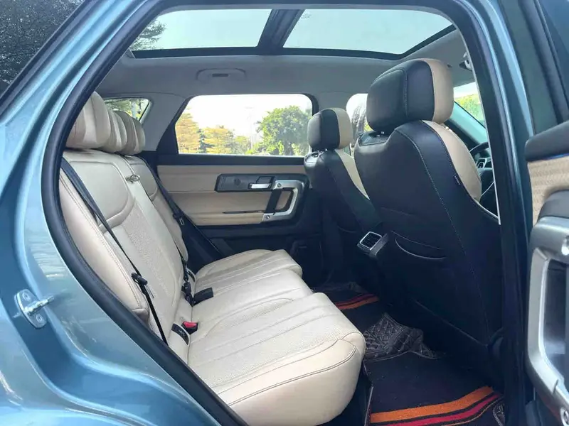 Vehicle photo 13