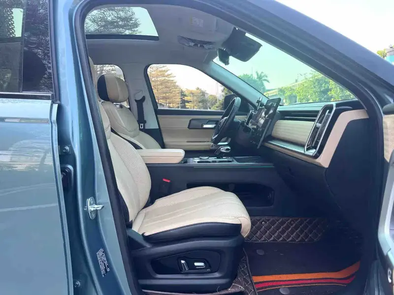 Vehicle photo 14