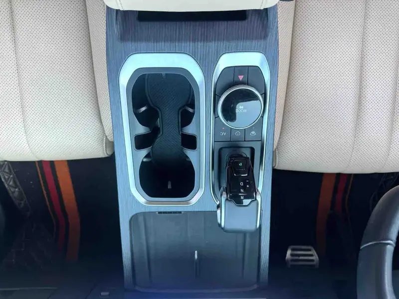 Vehicle photo 17