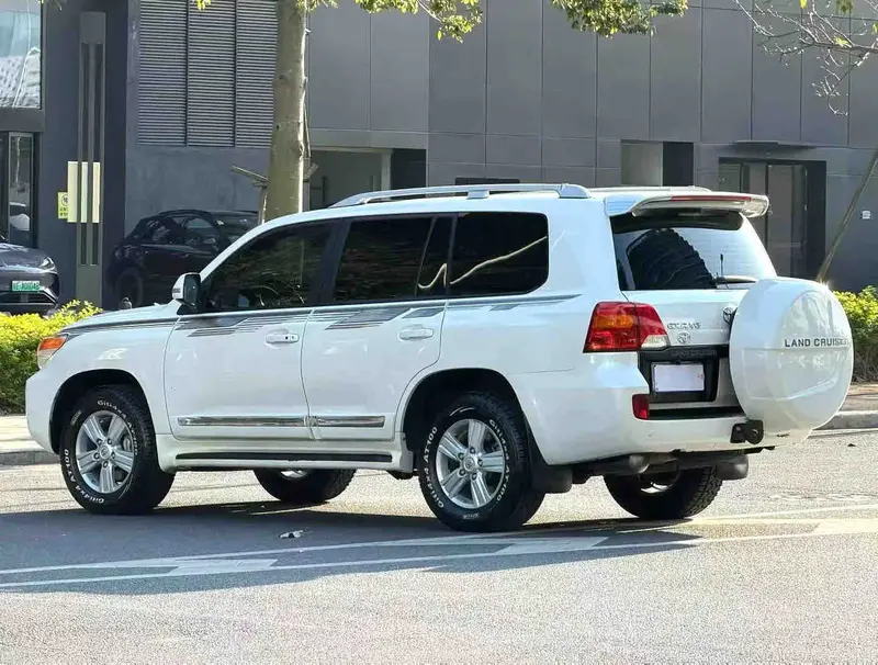 Vehicle photo 4