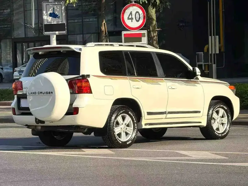 Vehicle photo 5