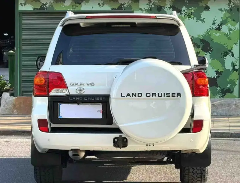 Vehicle photo 6