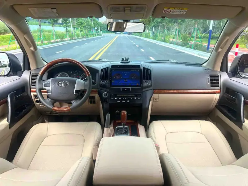 Vehicle photo 7