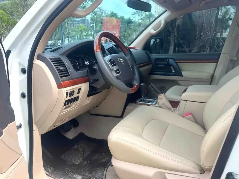 Vehicle photo 8