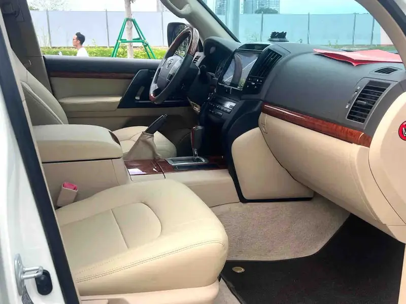 Vehicle photo 9